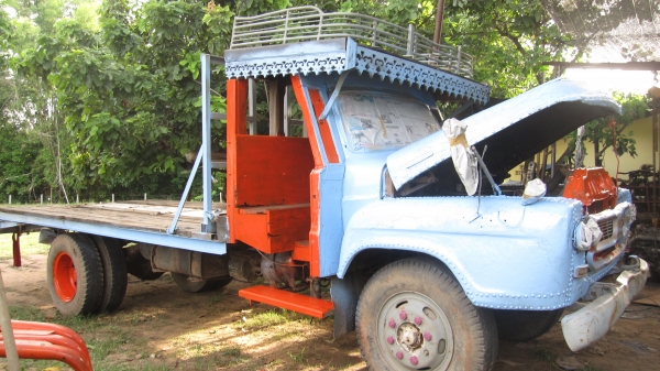 อีซูซุ 6 ล้อหัวยาว ขึ้นแบคโฮ และรถเกี่ยวข้าว ไม่มีทะเบียน