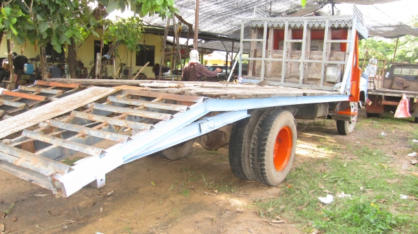 อีซูซุ 6 ล้อหัวยาว ขึ้นแบคโฮ และรถเกี่ยวข้าว ไม่มีทะเบียน