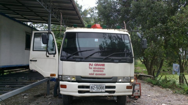 ขายรถ 6 ล้อ เฮี้ยบเครน 4.5 ตัน  ของNISSAN 220 แรงม้าเทอร์โบพร้อมใบ คป สภาพใช้งาน