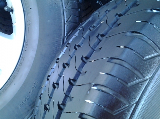 แม็กซ์พร้อมยางกระบะบรรทุกสภาพสวยครับ 215/70 ขอบ15