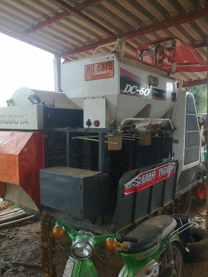 รถเกี่ยวนวดข้าว คูโบต้า DC60