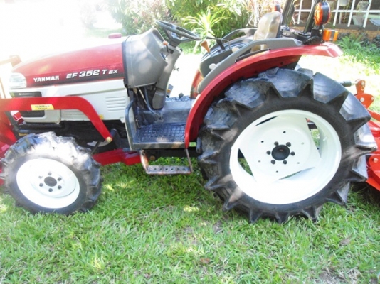 รถไถยันร์ม่า รุ่นEF352Tex 4WD 2เพลา อุปกรณ์ 4 อย่างมีดันหน้าใหม่  ผานใหม่LCS 5x22 ตัดหญ้าใหม่1.20ม.ของฮุย และโรตารี่สภาพใหม่ รถสภาพดี สนใจสอบถามได้ครับ