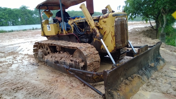 ขาย ถูก รถแทรคเตอร์ D 4 สภาพพร้อมใช้  (มี VDO ให้ดู) รถพร้อมใช้ คับ 081-1841924