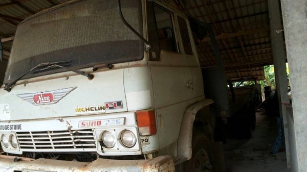 รถฮีโน่ 10 ล้อ ท้ายลาด 200 แรงม้า / รถแบคโฮ  ทูมิตรทูโม้  200A1 .  ( ขายคู่ )  สนใจติดต่อ 081 - 6079515