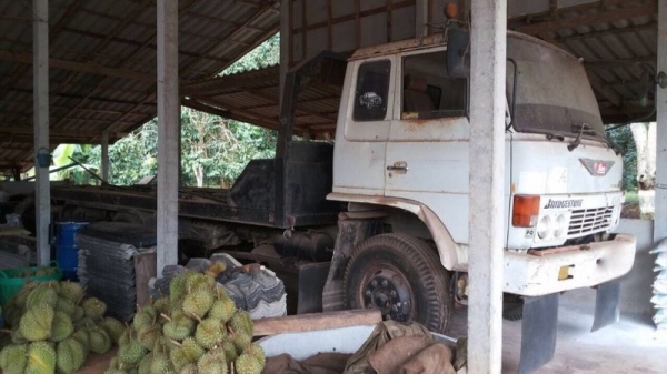 รถฮีโน่ 10 ล้อ ท้ายลาด 200 แรงม้า / รถแบคโฮ  ทูมิตรทูโม้  200A1 .  ( ขายคู่ )  สนใจติดต่อ 081 - 6079515