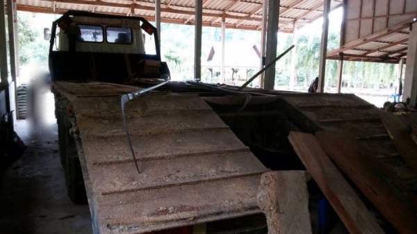 รถฮีโน่ 10 ล้อ ท้ายลาด 200 แรงม้า / รถแบคโฮ  ทูมิตรทูโม้  200A1 .  ( ขายคู่ )  สนใจติดต่อ 081 - 6079515