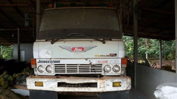 รถฮีโน่ 10 ล้อ ท้ายลาด 200 แรงม้า / รถแบคโฮ  ทูมิตรทูโม้  200A1 .  ( ขายคู่ )  สนใจติดต่อ 081 - 6079515