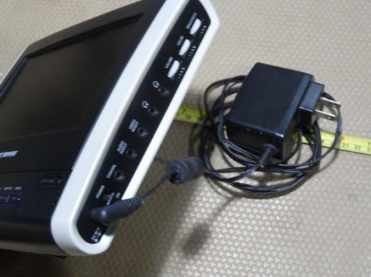 เครื่องเล่น DVD เครื่อนที่ ติดดูในรถได้ครับ