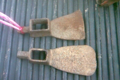 เหมาจอบขุดเรือเนื้อเหล็กดครับรุ่นเก่าเมื่อ 30 กว่าปีที่แล้วครับ สนิมบางๆครับหายากครับเนื้อเหล็กงานเก่า ไว้ใช้ขุดเรือไม้บางคนเรียกขวานขุดครับน่าสะสมครับ