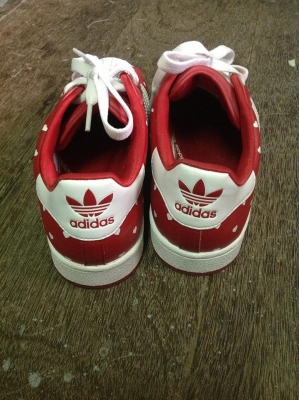 รองเท้า Adidas