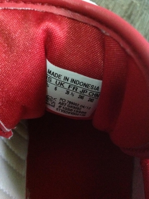 รองเท้า Adidas