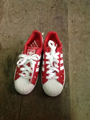 รองเท้า Adidas