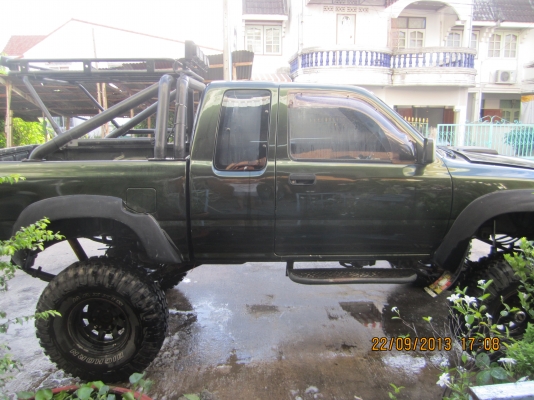 รถกระบะขับเคลื่อนสี่ล้อ สองประตู