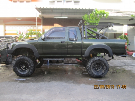 รถกระบะขับเคลื่อนสี่ล้อ สองประตู