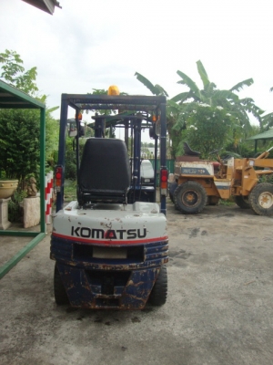 ขายด่วน !!!  รถโฟล์คลิฟท์  KOMATSU  FG15-15  (รถนอกนำเข้า  สภาพดี  พร้อมใช้)  เครื่องยนต์เบนซิน  เสาสูง  3  เมตร  เกียร์ธรรมดา  ยางตัน  4  ล้อ
