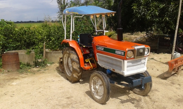 ขายรถไถ2202ข้างขาวพร้อมใช้งานสวยๆซักคันพร้อมอุปกรณ์ดีๆ