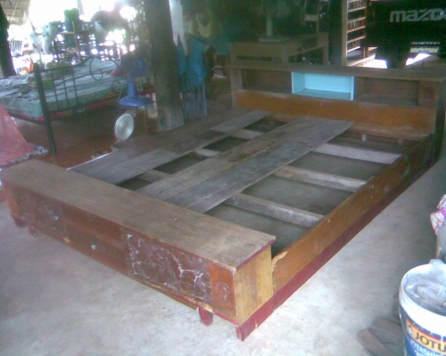 เตียงไม้สักแกะสลักลายนกยูง