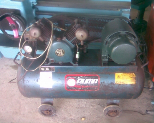 ปั้มลมพูมาสภาพเดิมๆสภาพเดิมมากครับสภาพอย่างงี้หายากครับมอเตอร์ตัวใหญ่ฮิตาชิรุ่นเก่า หัวปั้มรุ่นเก่าทั้งหมดครับ ขนาดถังประมาณ90- 120 ลิตร เดิมครบทุกอย่างครับ เพจอะลูมิเนียมตีนูนครับ ราคานี้ค้มครับน่าเก็บครับ