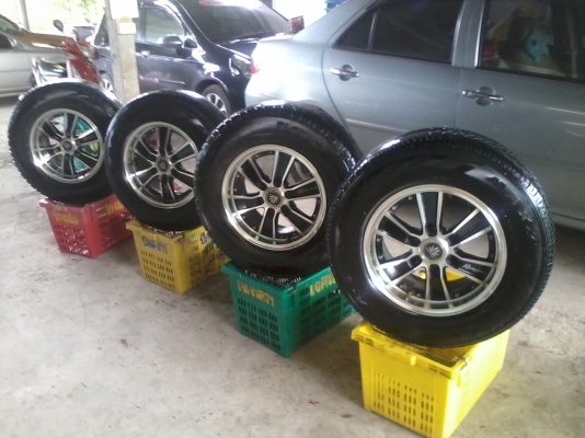 ขายแม็กซ์ ISUZU 6รู ขอบ15พร้อมยาง1ชุดค่ะ ยางปี 11 และปี 12