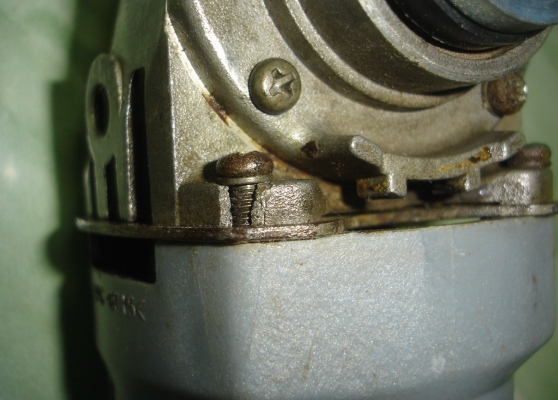 เครื่องเจียรไฟฟ้า 4 นิ้ว Makita รุ่น 9500