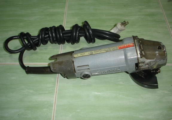 เครื่องเจียรไฟฟ้า 4 นิ้ว Makita รุ่น 9500