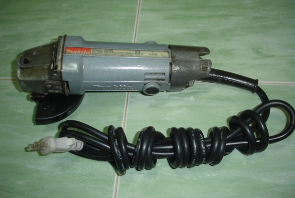 เครื่องเจียรไฟฟ้า 4 นิ้ว Makita รุ่น 9500