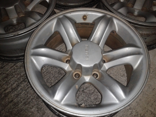 ต้องการขายล้อแม็กเล็บเหยี่ยว ของอีซูซุ ต้องการขายล้อแม็กเล็บเหยี่ยว ของอีซูซุ