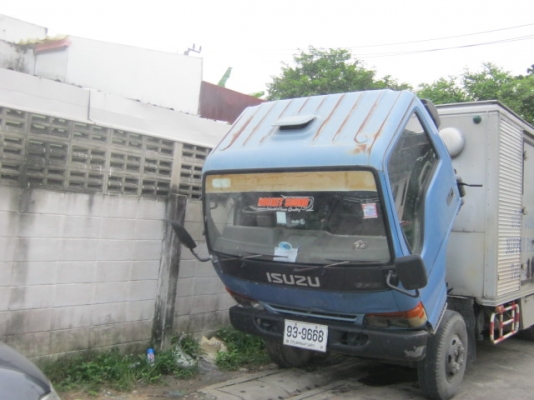 ขาย ISUZU NPR 120 แรง รถตู้แห้ง รถห้างครับ