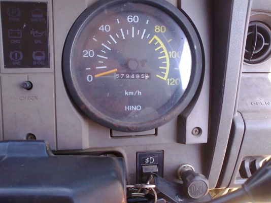 รถหกล้อ HINO GD เครื่อง EH700  160 แรงม้า รถบรรทุกตู้เย็น รถปี 34 หากไม่เอาตู้ลดให้อีก 60,000 บาท.