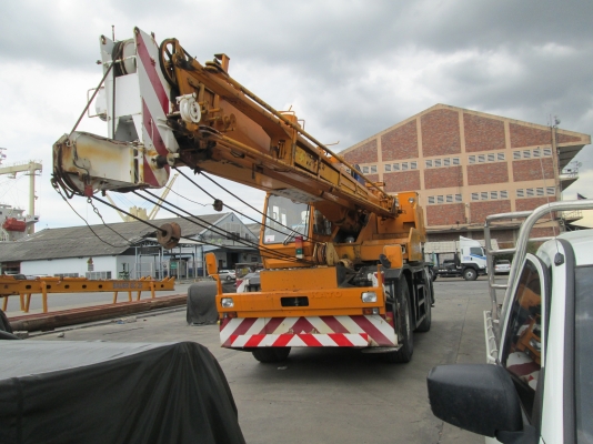 ขายรถเครนนำเข้า KATO KR25H-V ขาตรง