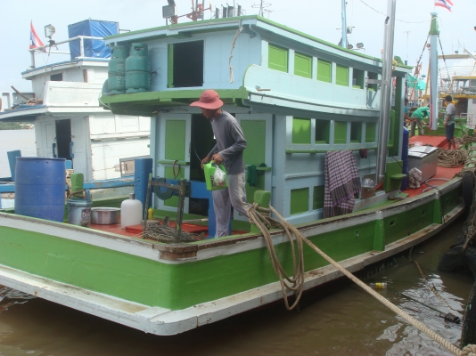 ขายเรือไม้ลากจูงและแพบรรทุกสินค้า