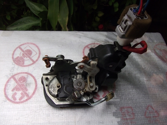 เซ็นทรัลล็อค หลังข้างขวา ของTOYOTA  COROLLA  AE100-101