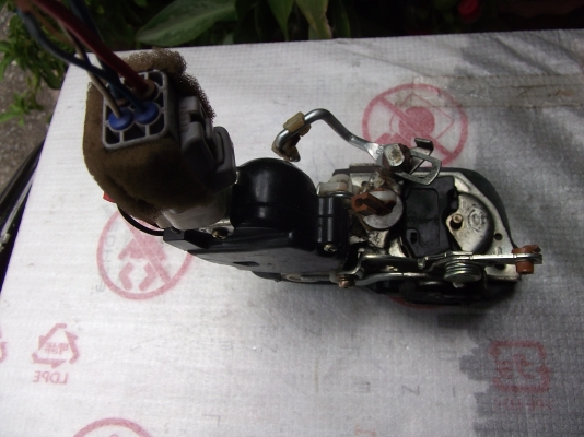 เซ็นทรัลล็อค หลังข้างขวา ของTOYOTA  COROLLA  AE100-101