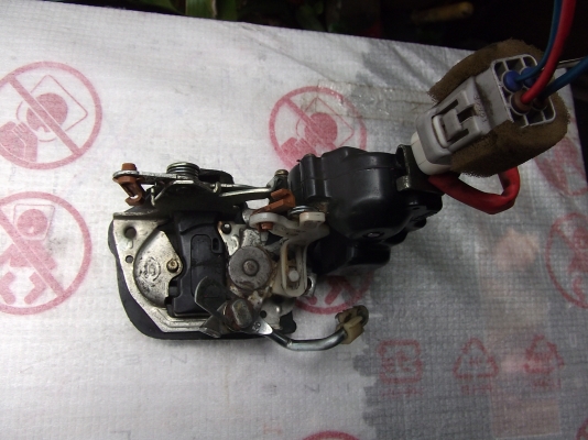 เซ็นทรัลล็อค หลังข้างขวา ของTOYOTA  COROLLA  AE100-101