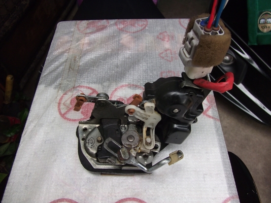 เซ็นทรัลล็อค หลังข้างขวา ของTOYOTA  COROLLA  AE100-101