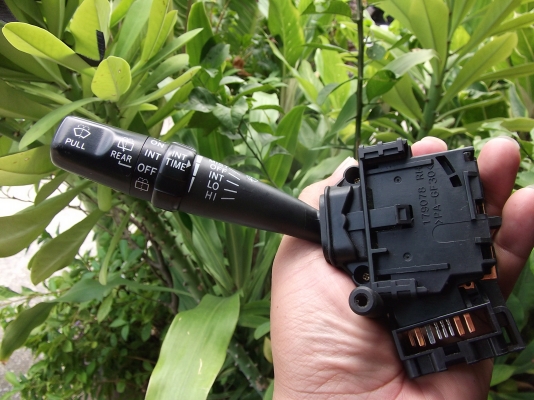 ก้านสวิตช์ยกเลี้ยวฝั่งซ้ายหรือสวิตช์ปัดน้ำฝนของ TOYOTA ESTIMA