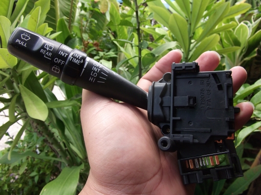 ก้านสวิตช์ยกเลี้ยวฝั่งซ้ายหรือสวิตช์ปัดน้ำฝนของ TOYOTA ESTIMA