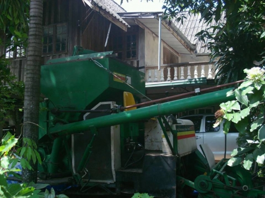 ขายด่วนรถเกี่ยวข้าวมีอุ้มพร้อมเกี่ยว