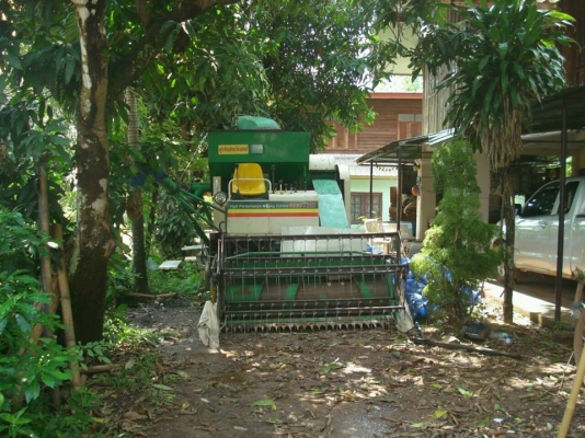 ขายด่วนรถเกี่ยวข้าวมีอุ้มพร้อมเกี่ยว