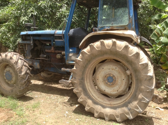 ขายรถไถFORD8210 มีเล่มทะเบียนขายตามสภาพถูกสุดๆราคานี้ไม่ต้องต่อ 2เพลา115แรงคานหน้าคาลาโร่น้อต10ตัว