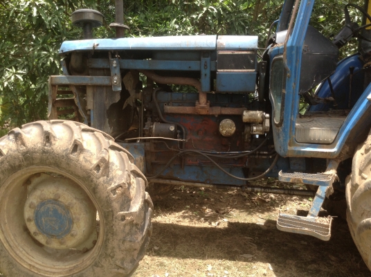 ขายรถไถFORD8210 มีเล่มทะเบียนขายตามสภาพถูกสุดๆราคานี้ไม่ต้องต่อ 2เพลา115แรงคานหน้าคาลาโร่น้อต10ตัว