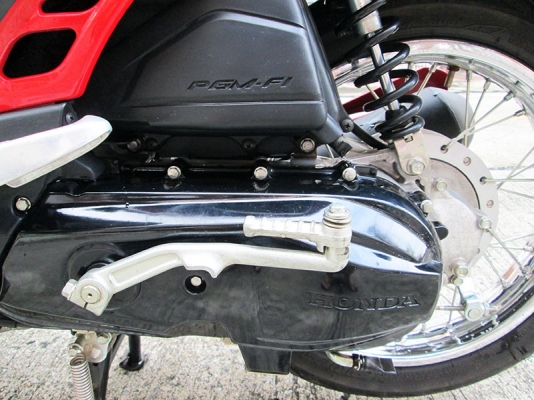 ขาย Scoopy I ไมล์แท้ 1640 กม สภาพเดิมๆ จากโรงงาน รถหัวฉีดประหยัดน้ำมัน เครื่องแน่นๆ มีกุญแจแท้ 2 ดอก+สมุดคู่มือการใช้งาน+สมุดคู่มือรับประกันศูนย์ สีแดง ดำ ราคา 23900 บาท