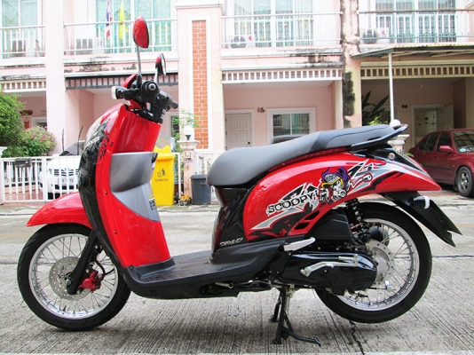 ขาย Scoopy I ไมล์แท้ 1640 กม สภาพเดิมๆ จากโรงงาน รถหัวฉีดประหยัดน้ำมัน เครื่องแน่นๆ มีกุญแจแท้ 2 ดอก+สมุดคู่มือการใช้งาน+สมุดคู่มือรับประกันศูนย์ สีแดง ดำ ราคา 23900 บาท
