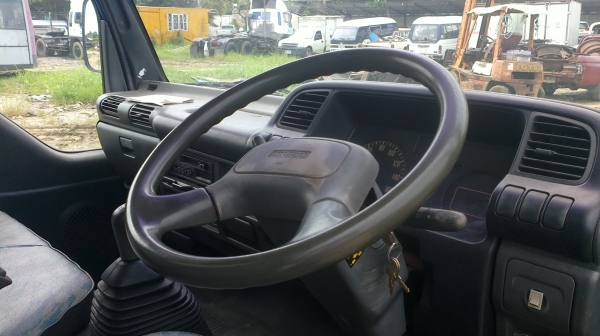 ขายรถบรรทุก6ล้อ ISUZU NKR 130 ตู้แห้งพร้อมลิฟขนของอย่างดี