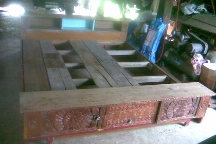 เตียงไม้สักแกะสลักลายนกยูงพร้อมใช้ครับ  ขนาด 6 ฟุตครับ เป็นไม้สักครับสวยๆครับ ราคานี้คุ้มครับ