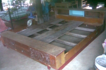 เตียงไม้สักแกะสลักลายนกยูงพร้อมใช้ครับ  ขนาด 6 ฟุตครับ เป็นไม้สักครับสวยๆครับ ราคานี้คุ้มครับ
