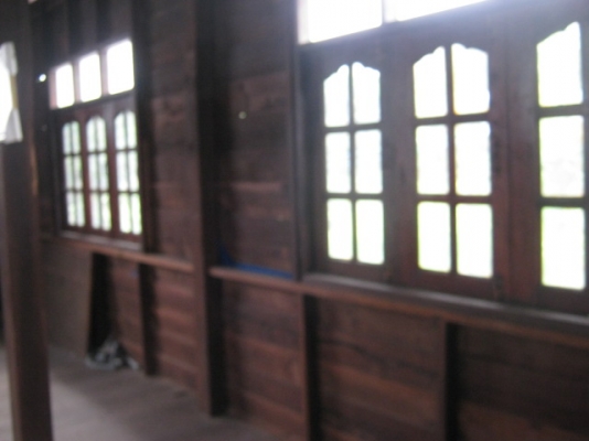 ไม้บ้าน สภาพเนื้อดี ดูแลอย่างดีไม่มีปลวก เสา 21 ต้น ระยะห่างกัน 3.50 เมตร ไม้บ้าน สภาพเนื้อดี ดูแลอย่างดีไม่มีปลวก เสา 21 ต้น ระยะห่างกัน 3.50 เมตร