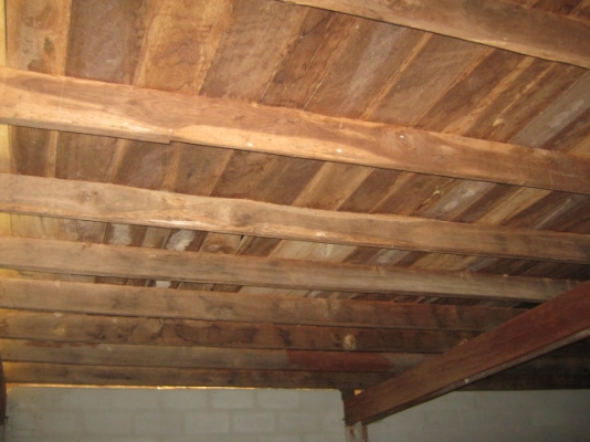 ไม้บ้าน สภาพเนื้อดี ดูแลอย่างดีไม่มีปลวก เสา 21 ต้น ระยะห่างกัน 3.50 เมตร ไม้บ้าน สภาพเนื้อดี ดูแลอย่างดีไม่มีปลวก เสา 21 ต้น ระยะห่างกัน 3.50 เมตร