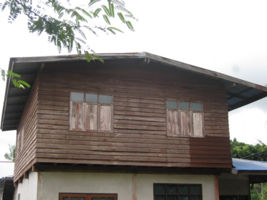 ไม้บ้าน สภาพเนื้อดี ดูแลอย่างดีไม่มีปลวก เสา  21 ต้น ระยะห่างกัน 3.50 เมตร