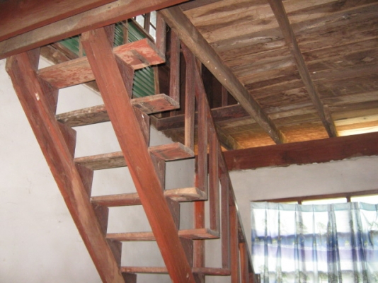 ไม้บ้าน สภาพเนื้อดี ดูแลอย่างดีไม่มีปลวก เสา 21 ต้น ระยะห่างกัน 3.50 เมตร ไม้บ้าน สภาพเนื้อดี ดูแลอย่างดีไม่มีปลวก เสา 21 ต้น ระยะห่างกัน 3.50 เมตร